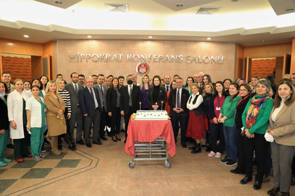 Balcalı Hastanesi Kalite Değerlendirmesindeki Başarısını Rektör Prof. Dr. Tuncel İle Birlikte Pasta Keserek Kutladı 