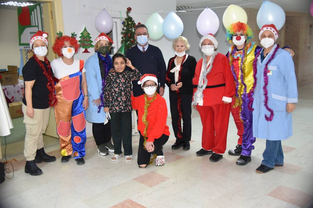 Balcalı'da Tedavi Gören Miniklere Yeni Yıl Kutlaması