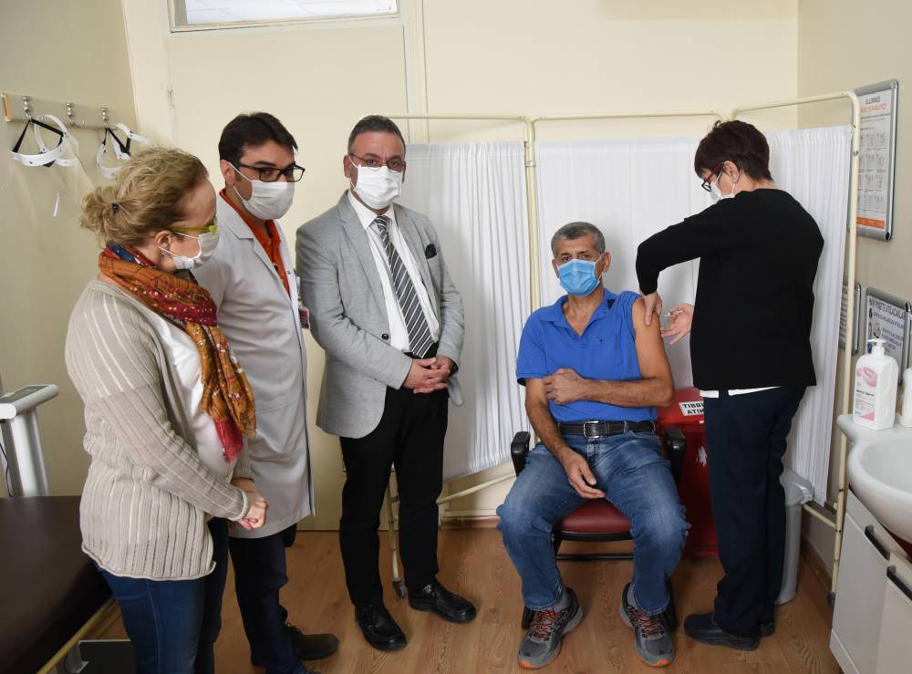 Türkiye'de ilk uygulanan Koronavirüs aşısı Çukurova Bölgesinde de Balcalı Hastanesinde ilk kez uygulandı